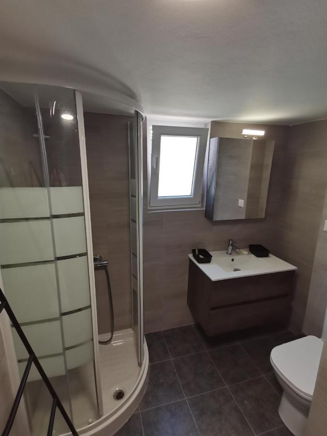 Penthouse Spacious W Super Wifi & Terrace, 2 Min From Metro Athen Eksteriør billede